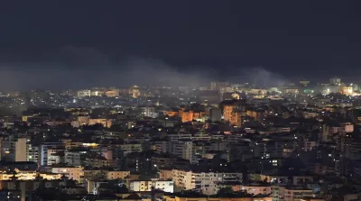 Kepulan asap tebal terlihat di pinggiran selatan Beirut akibat serangan udara Israel, 2 Maret 2026.