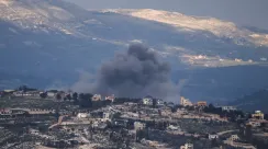 Kepulan asap terlihat di wilayah perbatasan Israel dan Lebanon setelah ledakan yang terjadi di tengah meningkatnya konflik militer di kawasan tersebut.