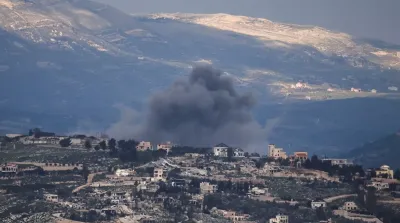 Kepulan asap terlihat di wilayah perbatasan Israel dan Lebanon setelah ledakan yang terjadi di tengah meningkatnya konflik militer di kawasan tersebut.