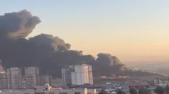 Kepulan asap terlihat setelah serangan udara Israel di wilayah Iran saat konflik Timur Tengah memasuki hari kelima.