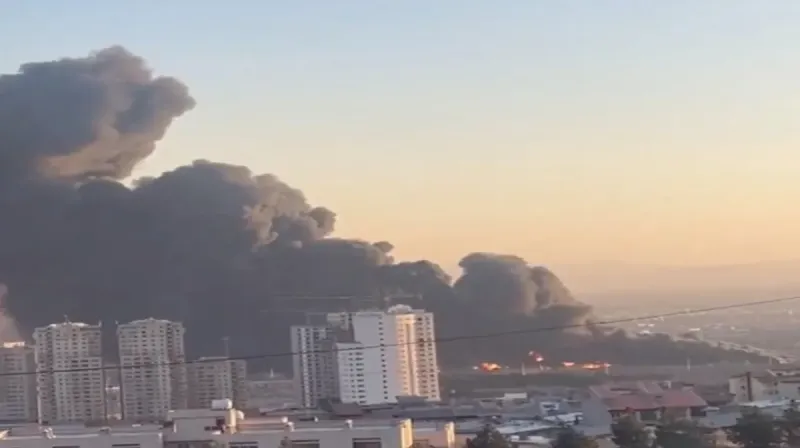 Kepulan asap terlihat setelah serangan udara Israel di wilayah Iran saat konflik Timur Tengah memasuki hari kelima.