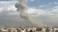 Asap tebal terlihat membumbung di langit Teheran usai ledakan yang mengguncang ibu kota Iran.