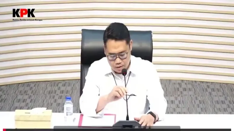 Plt Deputi Penindakan dan Eksekusi KPK Asep Guntur Rahayu memberikan keterangan pers mengenai kasus dugaan korupsi proyek jalur kereta DJKA Kementerian Perhubungan.