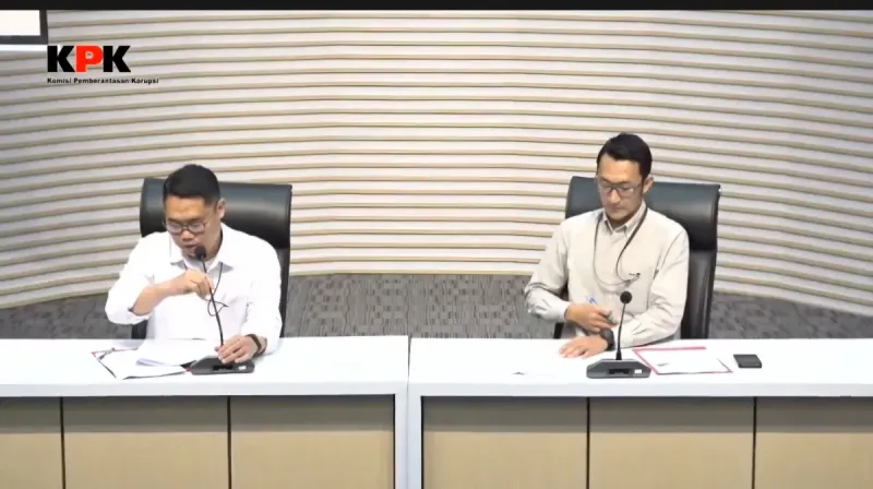 Plt Deputi Penindakan dan Eksekusi KPK Asep Guntur Rahayu bersama Juru Bicara KPK Budi Prasetyo memberikan keterangan pers mengenai penetapan tersangka Bupati Pekalongan Fadia Arafiq dalam kasus korupsi proyek outsourcing.