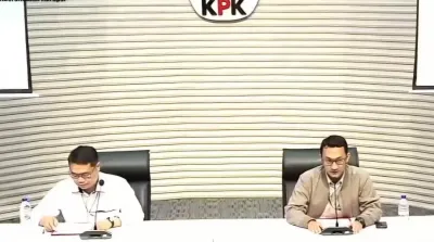 Deputi Penindakan KPK Asep Guntur Rahayu bersama Juru Bicara Budi Prasetyo menyampaikan konferensi pers penetapan tersangka Bupati Tulungagung di Gedung KPK Jakarta.