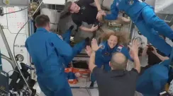 Empat astronaut baru dari NASA, Prancis, dan Rusia melayang di kabin ISS setelah tiba dengan kapsul SpaceX Dragon, menggantikan kru yang dievakuasi darurat.