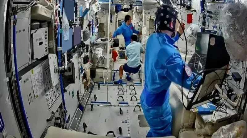 Tiga taikonaut misi Shenzhou-21 melakukan eksperimen ilmiah di stasiun luar angkasa China.