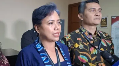 Bivitri Susanti dari CALS berbicara kepada wartawan di Gedung Mahkamah Konstitusi mengenai rencana gugatan PTUN terhadap pengangkatan Hakim Konstitusi Adies Kadir.