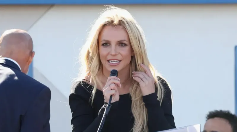 Britney Spears penyanyi pop dunia yang kini kembali mengelola kekayaannya sendiri setelah bebas dari perwalian.