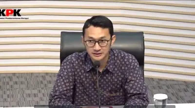 Budi Prasetyo, juru bicara KPK, berbicara mengenai turunnya skor IPK Indonesia 2025 di Gedung KPK, Jakarta.