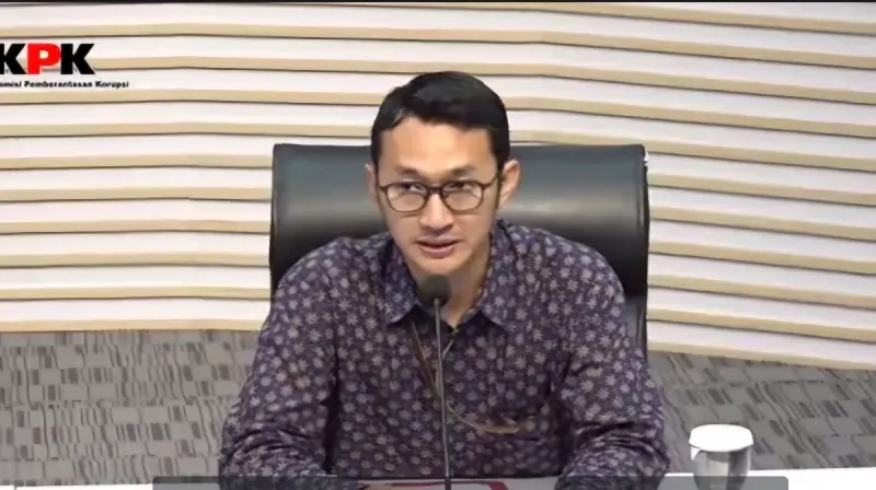 Budi Prasetyo, juru bicara KPK, berbicara mengenai turunnya skor IPK Indonesia 2025 di Gedung KPK, Jakarta.