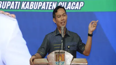 Bupati Cilacap Syamsul Auliya Rachman ditangkap KPK dalam OTT dugaan korupsi proyek daerah di Cilacap Jawa Tengah.