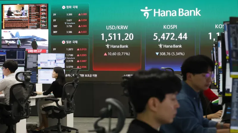 Ruang transaksi Bank Hana di Seoul saat pasar saham Asia turun akibat konflik Iran dan krisis minyak global.