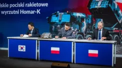 CEO Hanwha Aerospace, Son Jae-il (kiri), menandatangani kontrak dengan Artur Kuptel, kepala Badan Persenjataan Polandia, dan kepala Grup WB, Piotr Wojciechowski, di Warsawa pada 29 Desember 2025