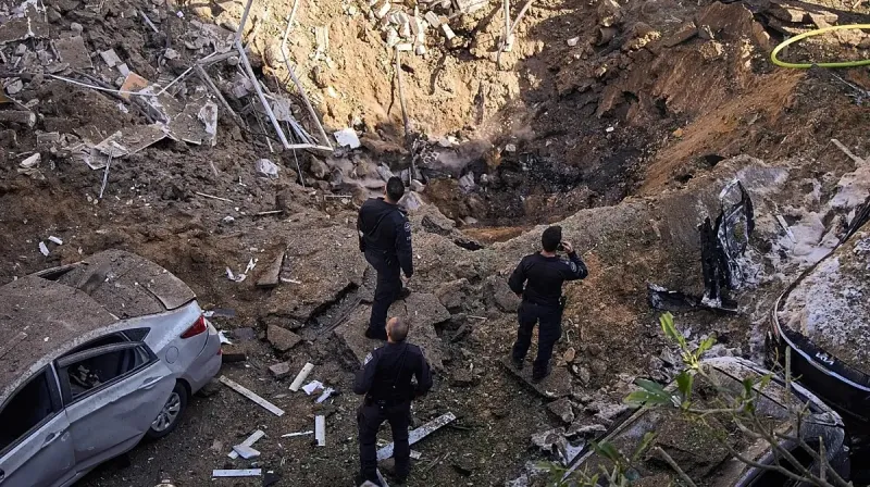 Tim penyelamat dan pasukan keamanan Israel berada di lokasi bangunan yang rusak akibat serangan rudal Iran di Tel Aviv pada 24 Maret 2026.