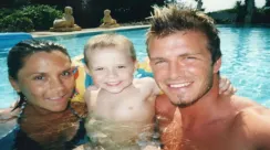 David Beckham dan Brooklyn Beckham dalam foto lama keluarga Beckham yang diunggah di Instagram di tengah konflik keluarga mereka.