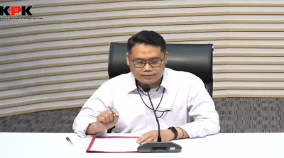 Deputi Penindakan dan Eksekusi KPK Asep Guntur Rahayu memberikan keterangan terkait kasus OTT kepala daerah dalam konferensi pers di Gedung KPK Jakarta.