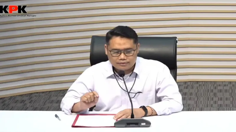 Deputi Penindakan dan Eksekusi KPK Asep Guntur Rahayu memberikan keterangan terkait kasus OTT kepala daerah dalam konferensi pers di Gedung KPK Jakarta.