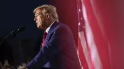 Donald Trump menyampaikan pernyataan di Gedung Putih, mendesak Zelenskyy segera bernegosiasi dengan Rusia sebelum peluang perdamaian tertutup.