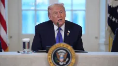 Presiden Donald Trump berbicara di Gedung Putih di tengah laporan pertimbangan serangan militer AS terhadap Iran dan meningkatnya ketegangan regional.