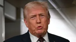 Donald Trump berbicara kepada wartawan di Air Force One