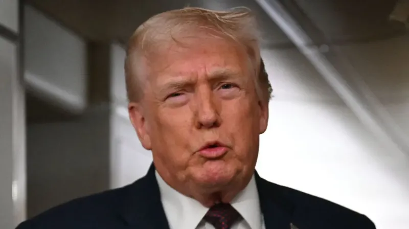 Donald Trump berbicara kepada wartawan di Air Force One