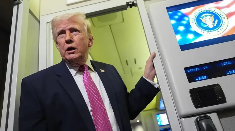 Presiden Amerika Serikat Donald Trump berbicara kepada wartawan di dalam pesawat Air Force One saat penerbangan dari Florida menuju Washington.