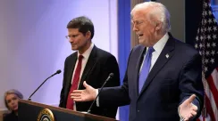 Presiden AS Donald Trump berdiri di Gedung Putih, Washington DC, saat berbicara kepada wartawan pada 20 Februari 2026.