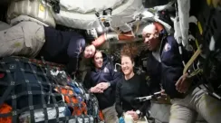 Empat astronaut Artemis II berada di dalam kapsul Orion dalam perjalanan menuju bulan setelah meninggalkan orbit Bumi.