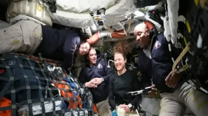 Empat astronaut Artemis II berada di dalam kapsul Orion dalam perjalanan menuju bulan setelah meninggalkan orbit Bumi.