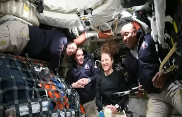 Empat astronaut Artemis II berada di dalam kapsul Orion dalam perjalanan menuju bulan setelah meninggalkan orbit Bumi.