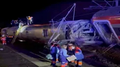 Petugas penyelamat mengevakuasi korban dari kereta api berkecepatan tinggi yang tergelincir di Adamuz, Spanyol, menewaskan 21 orang dan melukai lebih dari 100 penumpang.