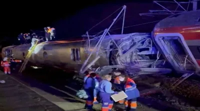 Petugas penyelamat mengevakuasi korban dari kereta api berkecepatan tinggi yang tergelincir di Adamuz, Spanyol, menewaskan 21 orang dan melukai lebih dari 100 penumpang.