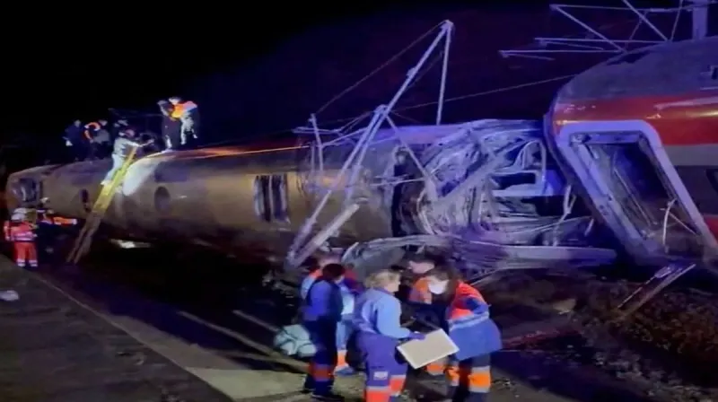 Petugas penyelamat mengevakuasi korban dari kereta api berkecepatan tinggi yang tergelincir di Adamuz, Spanyol, menewaskan 21 orang dan melukai lebih dari 100 penumpang.