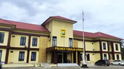 Tampak depan gedung Polres Toraja Utara di Sulawesi Selatan dengan papan nama kepolisian di halaman kantor.