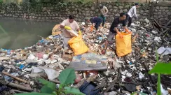 Relawan mengangkat tumpukan sampah setinggi lutut dari Kali Sabi, Tangerang, dalam aksi Gerakan Banten ASRI memperingati Hari Peduli Sampah Nasional 2026.