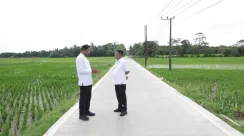 Andra Soni didampingi Kepala Dinas PUPR Banten Arlan Marzan berdiri di ruas jalan beton baru sepanjang 1,4 km di Desa Sukadame, Pandeglang, hasil program Bang Andra.