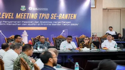 Gubernur Andra Soni memimpin rapat TPID di Serang membahas stabilitas harga dan pasokan pangan menjelang Ramadan.