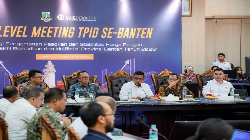 Gubernur Andra Soni memimpin rapat TPID di Serang membahas stabilitas harga dan pasokan pangan menjelang Ramadan.