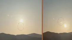 Penampakan hilal tipis di atas pegunungan saat matahari terbenam di langit Makkah, menandai awal Ramadan 2026.