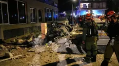Petugas keamanan Israel memeriksa lokasi dampak serangan rudal Iran di Ramat Gan yang menewaskan dua orang.
