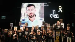 Foto Ran Gvili ditampilkan saat aksi unjuk rasa di Israel yang menyerukan pengembalian jenazah sandera terakhir dari Gaza, November 2025.