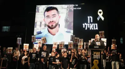 Foto Ran Gvili ditampilkan saat aksi unjuk rasa di Israel yang menyerukan pengembalian jenazah sandera terakhir dari Gaza, November 2025.