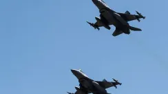 Jet tempur Polandia lepas landas dari pangkalan udara di timur Polandia saat operasi siaga pada 27 Desember 2025.