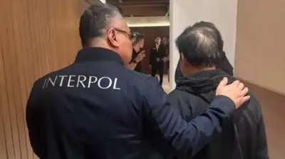 Jimmy Lie, buron Interpol kasus suap PTSL Tangerang, ditangkap di Malaysia dan dipulangkan ke Indonesia.