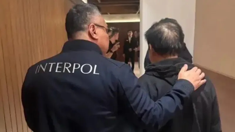 Jimmy Lie, buron Interpol kasus suap PTSL Tangerang, ditangkap di Malaysia dan dipulangkan ke Indonesia.
