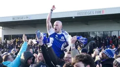 Josh Kay dan para penggemar Macclesfield Town merayakan kemenangan mengejutkan 2-1 atas Crystal Palace di Piala FA