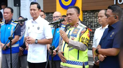 Irjen Agus Suryonugroho dan AHY memantau arus mudik Lebaran di pusat kendali lalu lintas Jasa Marga.