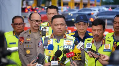 Kakorlantas Polri Agus Suryonugroho memantau arus balik Lebaran di Tol Kalikangkung saat pemberlakuan one way nasional.