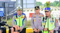 Kakorlantas Polri Irjen Pol Agus Suryo Nugroho berdiri di lokasi ruas Tol Trans Sumatra Tempino–Pijoan saat meninjau kesiapan arus mudik Lebaran di Jambi.